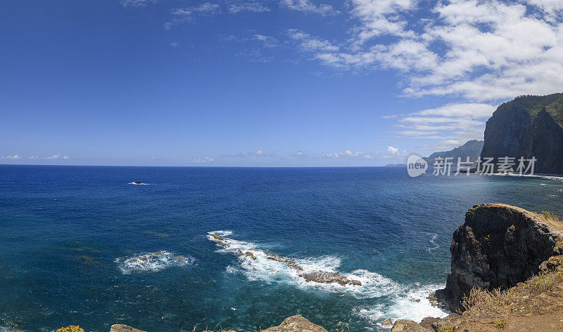 马德拉岛Faial的Miradouro do Guindaste海浪袭击海岸